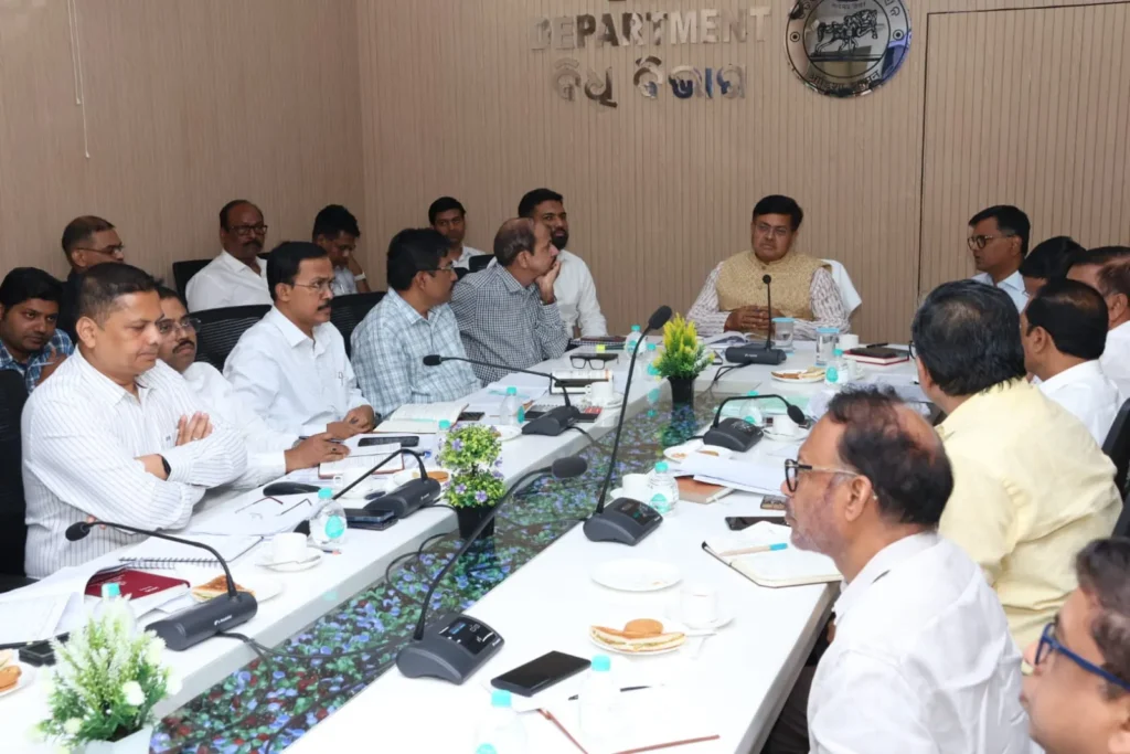 ପୂର୍ତ୍ତ-ବିଭାଗର-ବିଭିନ୍ନ-ଉନ୍ନୟନ-ପ୍ରକଳ୍ପର-ସମୀକ୍ଷା-କଲେ-ମନ୍ତ୍ରୀ,-ସବୁ-ରାଜ୍ୟ-ରାଜପଥକୁ-୪-ଲେନ୍-କରିବା-ପାଇଁ-ତ୍ଵରିତ-ପଦକ୍ଷେପ-ନେବାକୁ-ନିର୍ଦ୍ଦେଶ