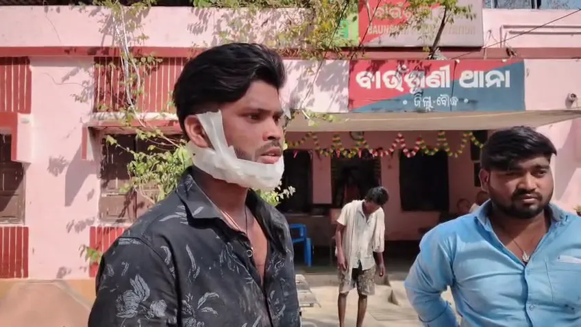 ବସ୍‌ରେ-ଯୁବତୀଙ୍କୁ-ଅସଦାଚରଣର-ପ୍ରତିବାଦ-କରିବାରୁ-ଛୁରାମାଡ଼,-ଯୁବକଙ୍କ-ବେକରେ-ଲାଗିଛି-ଗଭୀର-ଆଘାତ