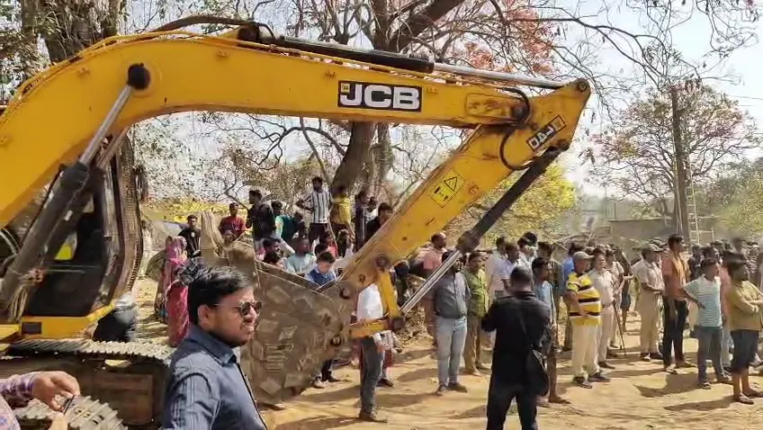 ସରକାରୀ-ଜମି-ଉଚ୍ଛେଦ-ବେଳେ-ଗ୍ରାମବାସୀ-ପ୍ରଶାସନ-ମୁହାଁମୁହିଁ,-ପ୍ରତିଶ୍ରୁତି-ପରେ-ଧାରଣାରୁ-ଉଠିଲେ