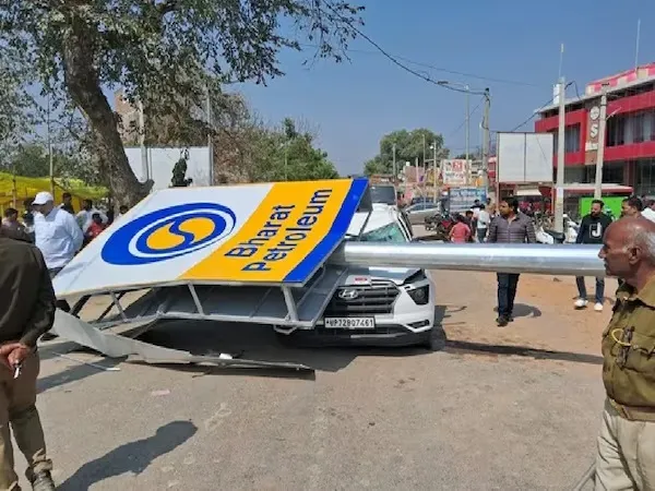 କାରରେ-ଯାଉଥିଲେ-ସମାଜବାଦୀ-ପାର୍ଟିର-ନେତା,-ହଠାତ-ଖସିପଡିଲା-୧୦୦୦-କେଜିର-ହୋର୍ଡିଂ,-ତା’ପରେ….