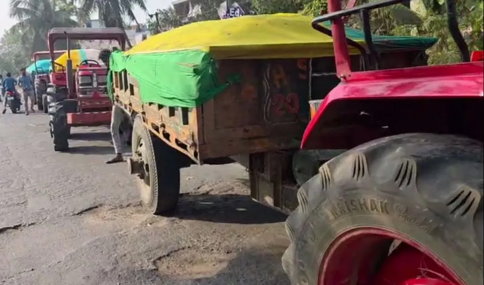 କାହା-ସାହସରେ-ପଶ୍ଚିମବଙ୍ଗ-ଟ୍ରାକ୍ଟର-ଓଡ଼ିଶାରୁ-ବାଲି-ଚାଲାଣ-କରୁଛି-?-୪-ଜଣଙ୍କୁ-ଧରିଲା-ପୁଲିସ