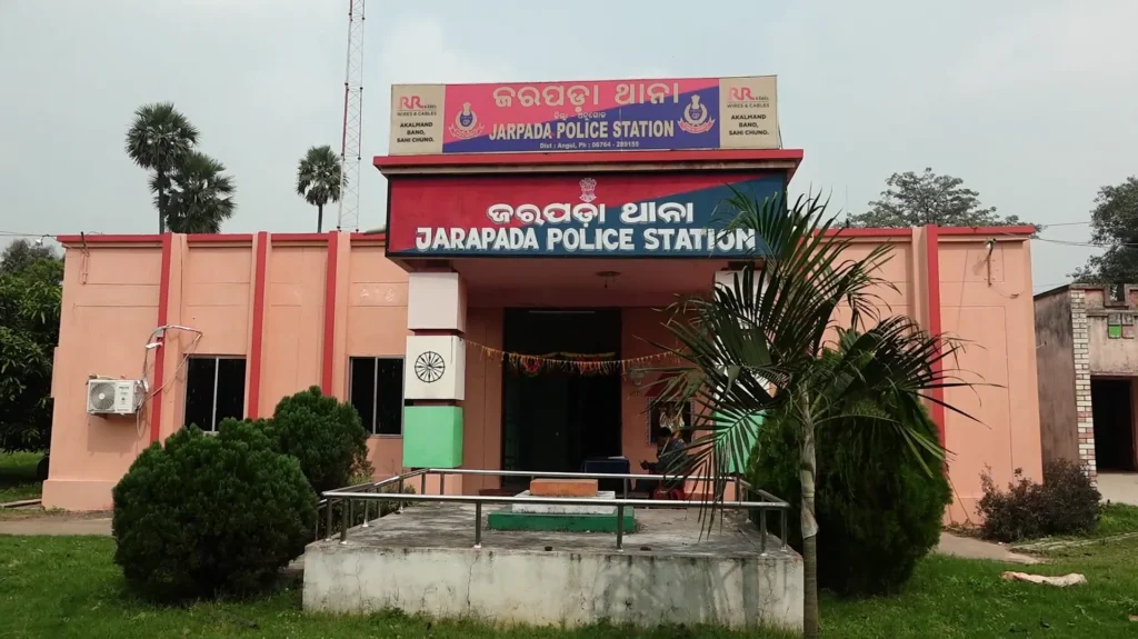 ଟ୍ରକ-ପଛରେ-ପିଟି-ହେଲା-କାର୍,-ଚାଲିଗଲା-୨-ଜୀବନ