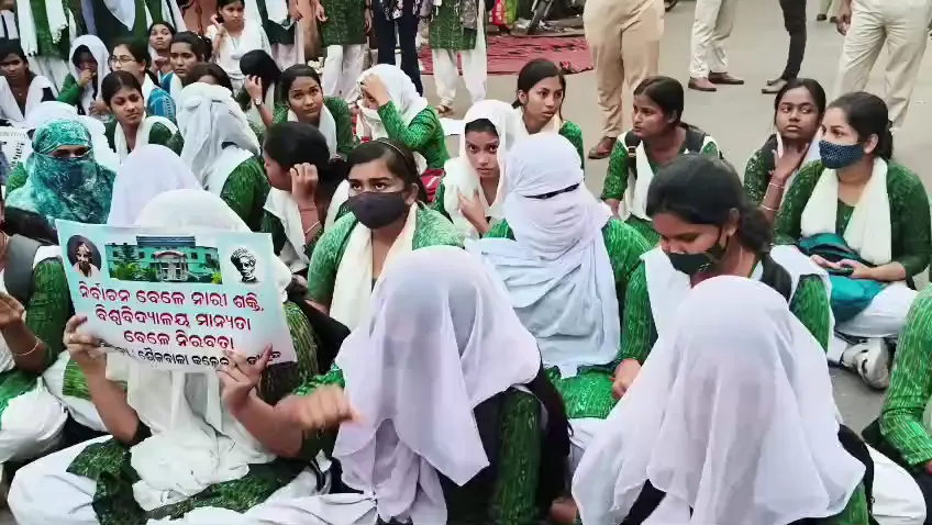ଶୈଳବାଳା-ମହାବିଦ୍ୟାଳୟ-କର୍ତ୍ତୃପକ୍ଷ-କଠୋର,-କଲେଜ-ଭିତରକୁ-ଗଣମାଧ୍ୟମ-ପ୍ରବେଶ-ଉପରେ-କଟକଣା