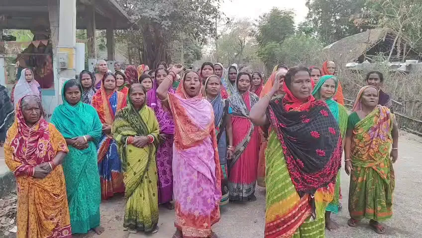 ନିଶା-କାରବାର-ପ୍ରତିବାଦରେ-ଗାଁ-ମହିଳାଙ୍କ-ରଣହୁଙ୍କାର,-ମାଦକ-ଦ୍ରବ୍ୟ-ବିକ୍ରି-ବନ୍ଦ-ପାଇଁ-ଦେଲେ-ଚେତାବନୀ