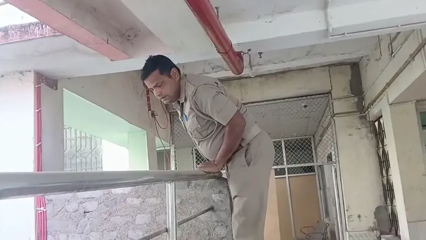 ମେଡିକାଲ-ଡ୍ରେନ୍ରେ-ପଡ଼ିଛି-ଅଜଣା-ମୃତଦେହ,-ପୋଲିସ-ଖୋଜୁଛି-କାରଣ