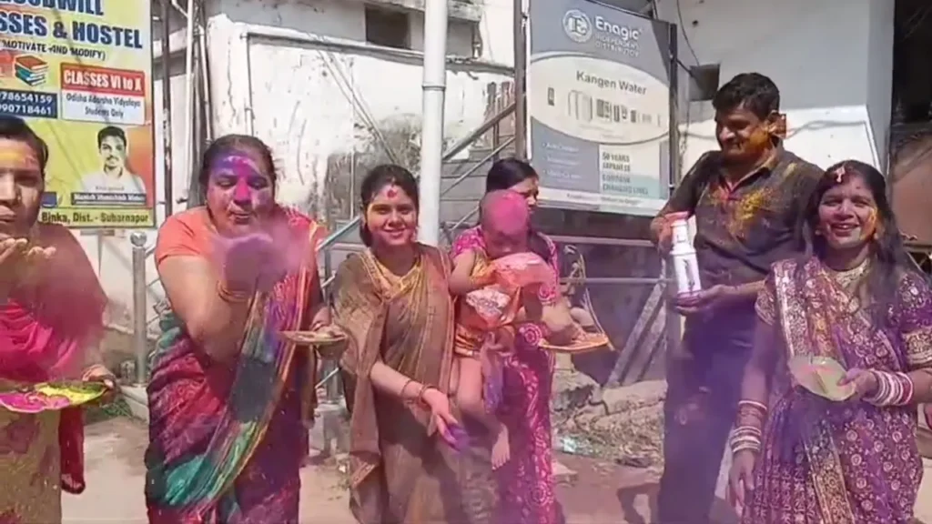 ରଙ୍ଗର-ପର୍ବ-ହୋଲି,-ସୋନପୁରରେ-ଧୁମ୍‌ଧାମ୍‌ରେ-ଚାଲିଛି-ହୋଲି-ଖେଳ
