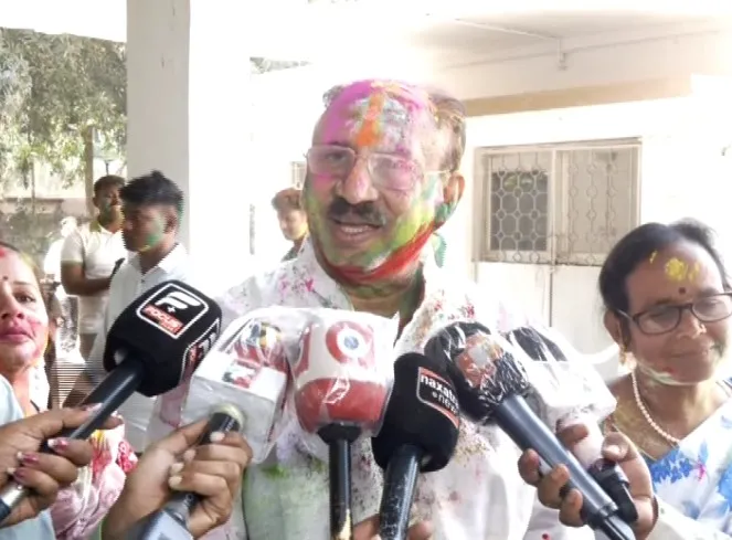 ହୋଲି-ଖେଳିଲେ-ରଙ୍ଗ-ବଦଳିଯାଏ,-କିନ୍ତୁ-ଗାଧୋଇ-ପଡିଲେ-ଅସଲ-ଚେହେରା-ସାମ୍ନାକୁ-ଆସେ
