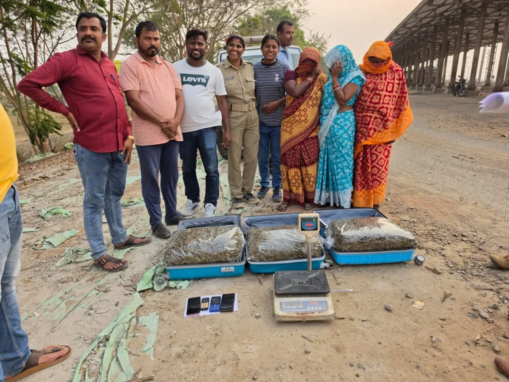 ଗଞ୍ଜେଇ-ଚୋରା-ଚାଲାଣରେ-ମହିଳା,-ପୁଳା-ପୁଳା-ଗଞ୍ଜେଇ-ସହ-୩ଜଣଙ୍କୁ-ବାନ୍ଧିଲା-ପୋଲିସ