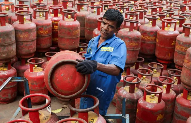 india’s-lpg-consumption;-ଯୁଦ୍ଧ-ଯୋଗୁ-କମିଲା-ଏଲ୍‌ପିଜି-ରନ୍ଧନ-ଗ୍ୟାସ୍-ଖର୍ଚ୍ଚ;-ମାର୍ଚ୍ଚର-ପ୍ରଥମ-ଦୁଇ-ସପ୍ତାହରେ-ଖର୍ଚ୍ଚ-୧୭.୭%-ହ୍ରାସ
