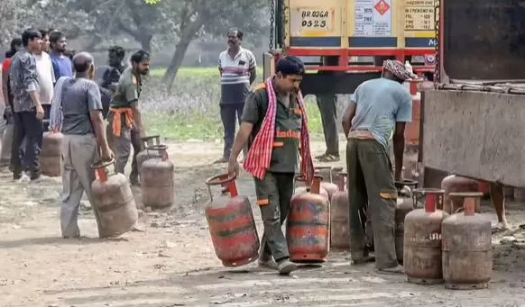 lpg-shortage:-ମିଳୁନି-ରନ୍ଧନ-ଗ୍ୟାସ,-କାମ-ଛାଡ଼ି-ଗାଁ-ମୁହାଁ-ଶ୍ରମିକ,-ଅଚଳ-ହୋଇଯିବକି-ଅଟୋ-ଇଣ୍ଡଷ୍ଟ୍ରୀ?