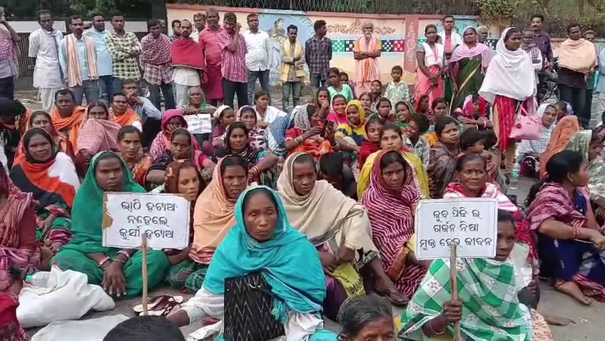 ମହିଳାଙ୍କ-ଜିଦ୍-ଆଗରେ-ହାର-ମାନିଲା-ପ୍ରଶାସନ-:-ମିଳିଲା-ପ୍ରତିଶ୍ରୁତି,-୩୦ଘଣ୍ଟା-ପରେ-ଆନ୍ଦୋଳନରୁ-ଓହରିଲେ