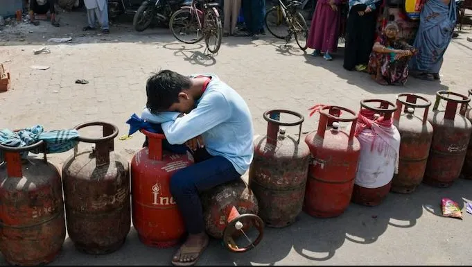 lpg-shortage:-ଆଉ-କେତେ-ଦିନ-ରହିବ-ଗ୍ୟାସ-ସଂକଟ-?-ସମାଧାନ-ପାଇଁ-କ’ଣ-କରୁଛନ୍ତି-ସରକାର-ଜାଣନ୍ତୁ