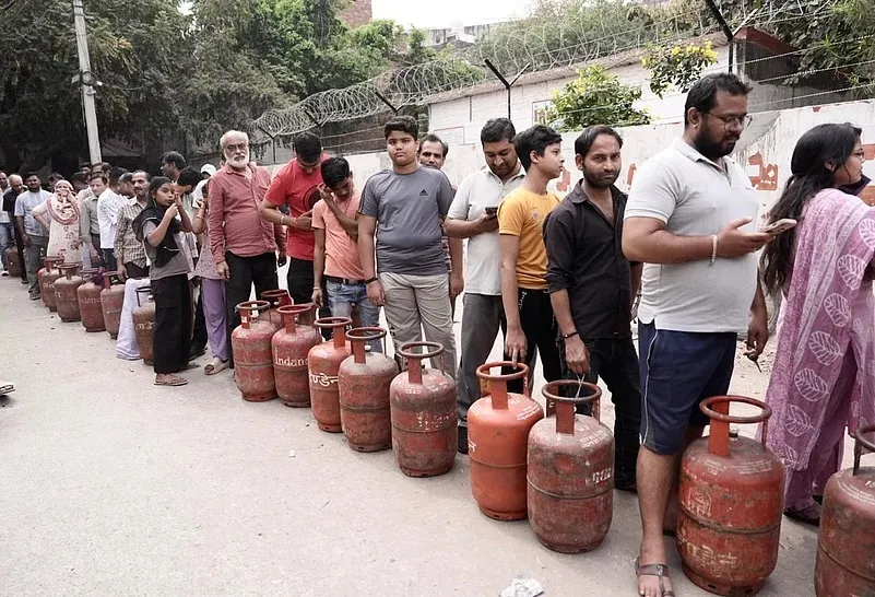 india’s-lpg-crisis-explained:-ବିଶ୍ୱର-ସର୍ବବୃହତ୍-ରିଫାଇନାରୀ-ଥାଇ-ବି-ଭାରତରେ-କାହିଁକି-ଚାଲିଛି-ଏଲପିଜି-ସଙ୍କଟ?-ଜାଣନ୍ତୁ-କାରଣ…
