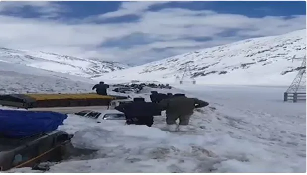 avalanche-hits-zojilla-sonamarg-road:-ଜାମ୍ମୁ-କାଶ୍ମୀରରେ-ବଡ଼-ଅଘଟଣ:-ବରଫ-ଅତଡ଼ା-ଖସି-ପୋତି-ହୋଇଗଲା-ଏକାଧିକ-କାର,୭-ମୃତ