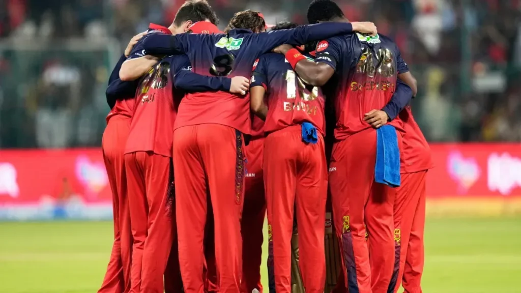 rcb-vs-srh:-ପ୍ରଥମ-ମ୍ୟାଚରେ-କଳା-ପଟି-ପିନ୍ଧି-ପଡ଼ିଆକୁ-ଓହ୍ଲାଇଲେ-ଆରସିବି-ଖେଳାଳି,-ହେଲେ-କାହିଁକି-?