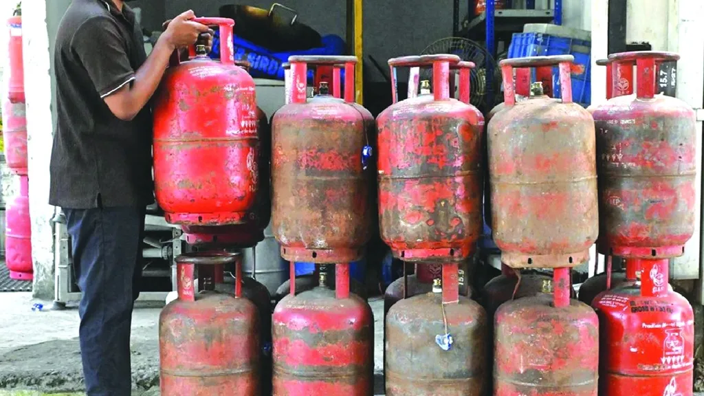 ୬୦୦୦-png-ଗ୍ରାହକ-ଛାଡିଲେ-lpg-କନେକ୍ସନ,-ଏବେ-ଲୋକଙ୍କୁ-ଗ୍ୟାସ୍-ଯୋଗାଣ-ହେବ-ଆହୁରି-ସହଜ