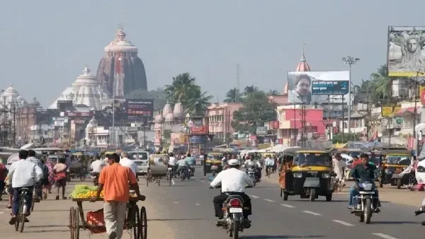 ପର୍ଯ୍ୟଟକଙ୍କୁ-ହୋଟେଲ-ମାଲିକ-ଓ-କର୍ମଚାରୀ-ଚାପୁଡ଼ା-ସହ-ଚେୟାର-ମାଡ,-ଯୁବକଙ୍କୁ-ପେଚକସ୍-ଭୁସି-ଗୁରୁତର-କଲେ