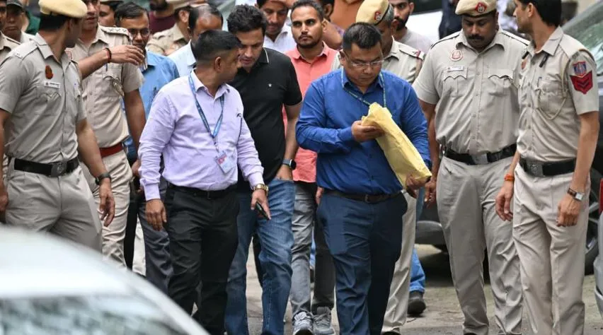 ପବନ-ଖେଡ଼ାଙ୍କ-ଘରେ-ପହଞ୍ଚିଲା-ଆସାମ-ପୁଲିସ:-ହିମନ୍ତ-ବିଶ୍ୱ-ଶର୍ମାଙ୍କ-ପତ୍ନୀଙ୍କ-ବିରୁଦ୍ଧରେ-ଆଣିଥିଲେ-ଅଭିଯୋଗ