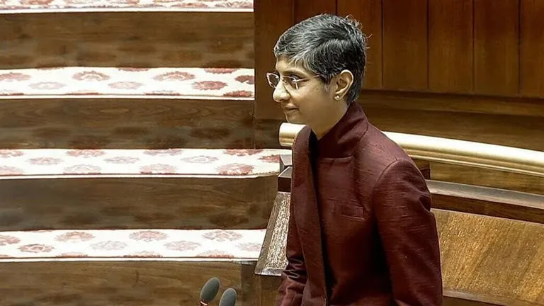 ଇତିହାସ-ରଚିଲେ-ମେନକା-ଗୁରୁସ୍ୱାମୀ,-ପ୍ରଥମ-lgbtq-ସାଂସଦ-ଭାବେ-ନେଲେ-ଶପଥ