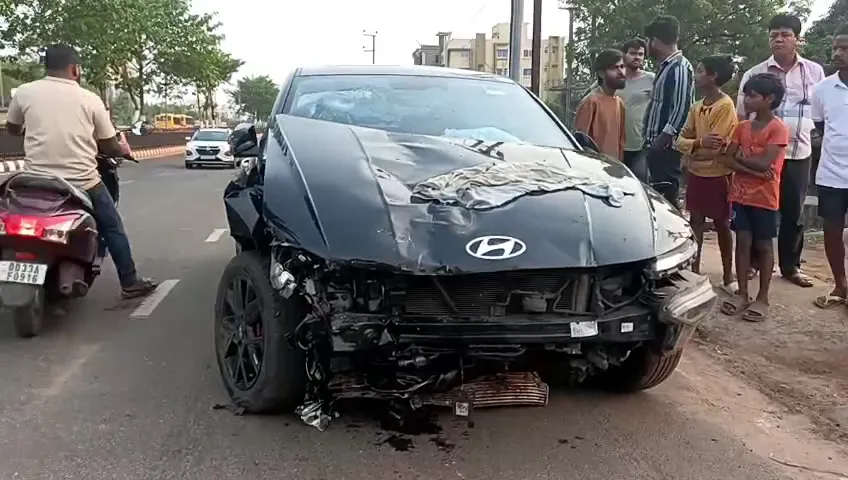 road-accident-news:-ରଙ୍ଗ୍-ସାଇଡ୍‌ରେ-ଆସୁଥିଲା-ଅଟୋ,-ଦ୍ରୁତ-ଗତିରେ-ଆସି-ପିଟିଲା-କାର୍