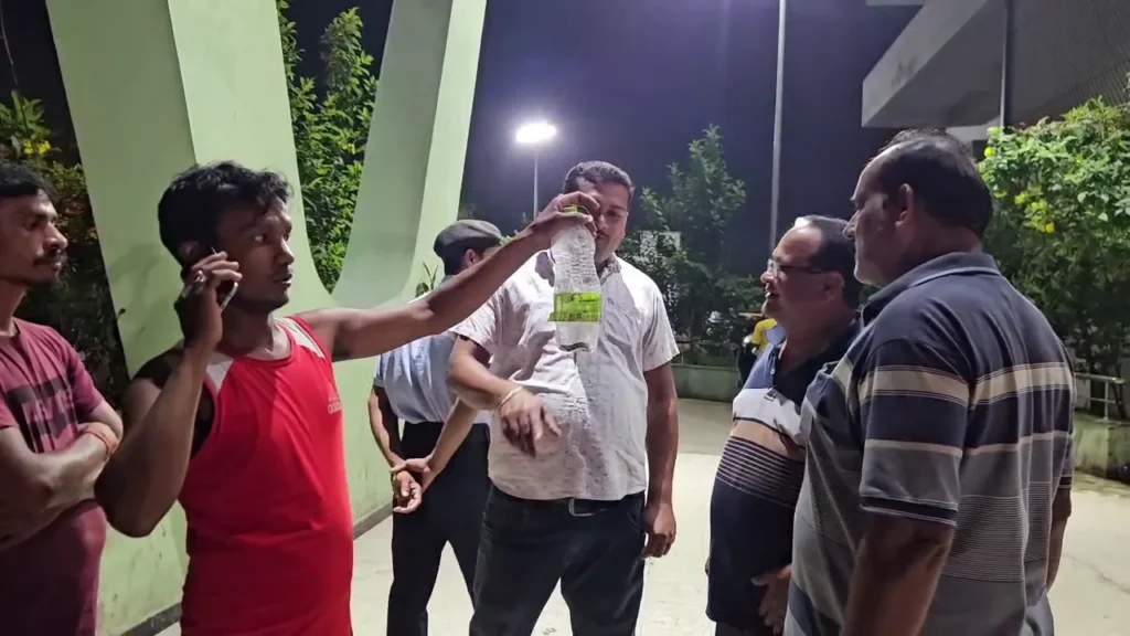 ଚା’-ପିଇବା-ବେଳେ-ସାନ-ଭାଇକୁ-କାମୁଡ଼ିଦେଲା,-ସାପ-ଧରି-ମେଡିକାଲରେ-ପହଞ୍ଚିଗଲେ-ବଡ଼-ଭାଇ