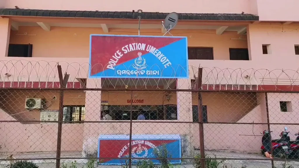 ମୁହଁରେ-କଳା-କପଡ଼ା-ବାନ୍ଧି-ଘରେ-ପଶିଲେ,-ସବୁ-ଲୁଟିନେଇ-ଫେରାର-ହୋଇଗଲେ