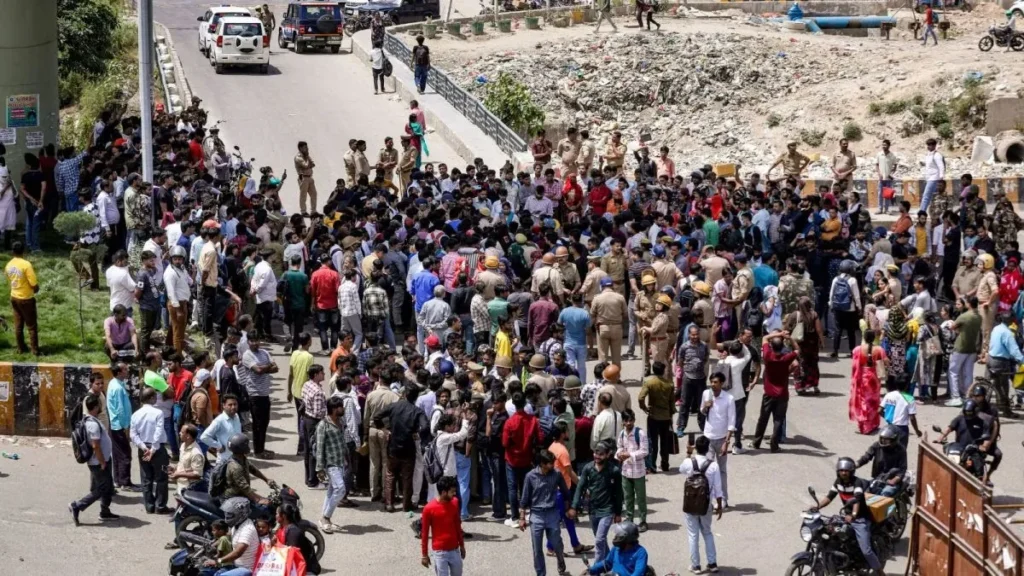 noida-worker-protest:-ଦରମା-ପାଇଁ-ଶ୍ରମିକଙ୍କ-ଲଙ୍କାକାଣ୍ଡ,-ଗାଡ଼ିରେ-ଲଗାଇଲେ-ନିଆଁ,-ଡିଏନଡି-ଫ୍ଲାଏୱେରେ-ଭୟଙ୍କର-ଟ୍ରାଫିକ୍-ଜାମ୍