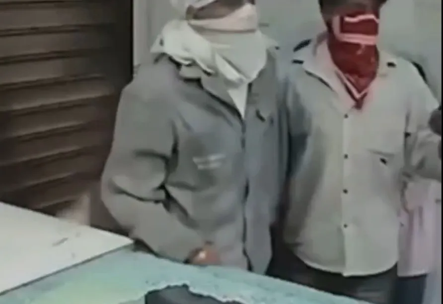 viral-video:-ମୋବାଇଲ୍-ଦୋକାନ-ଲୁଟିବାକୁ-ଆସିଲେ-ଚୋର,-କିନ୍ତୁ-ଫସିଗଲେ-ନିଜେ!-ଭାଇରାଲ୍-ଭିଡିଓରେ-ମଜାଦାର-ଟ୍ୱିଷ୍ଟ