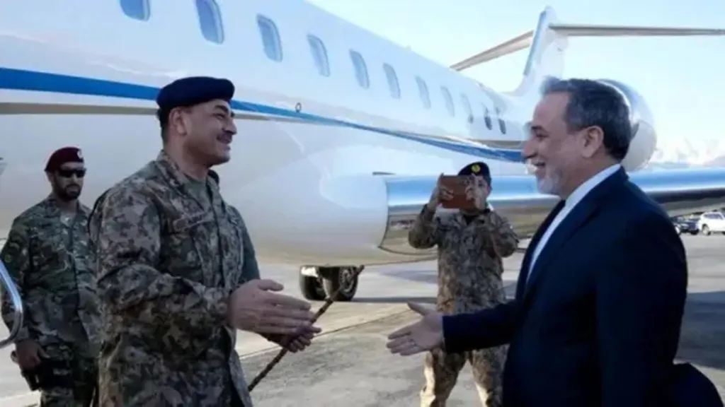 ଇରାନ-ଗସ୍ତରେ-ପାକିସ୍ତାନ-ଫିଲ୍ଡମାର୍ଶଲ-ଅସୀମ-ମୁନିର,-ତେହେରାନରେ-ସ୍ୱାଗତ-କଲେ-ଆବାସ-ଅରାଘଚୀ