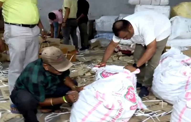 cough-syrup-seized:-ଫୁଲନଖରାରେ-ବଡ଼-ଧରଣର-ରେଡ୍,-୭୧-ପେଟିରୁ-୮୪୦୦-ବୋତଲ-କଫ-ସିରପ-ଜବତ