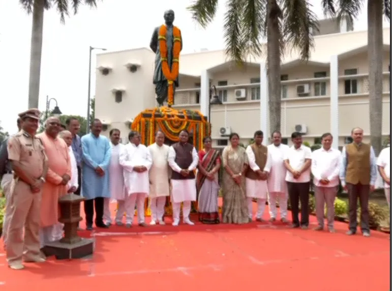 cm-mohan-majhi-pays-tribute-to-biju-patnaik:-ଓଡ଼ିଶା-ଓ-ଓଡ଼ିଆ-ଜାତିଙ୍କୁ-ଭଲ-ପାଉଥିବା-ଶ୍ରେଷ୍ଠ-ରାଜନେତା-ହେଉଛନ୍ତି-ବିଜୁ-ବାବୁ