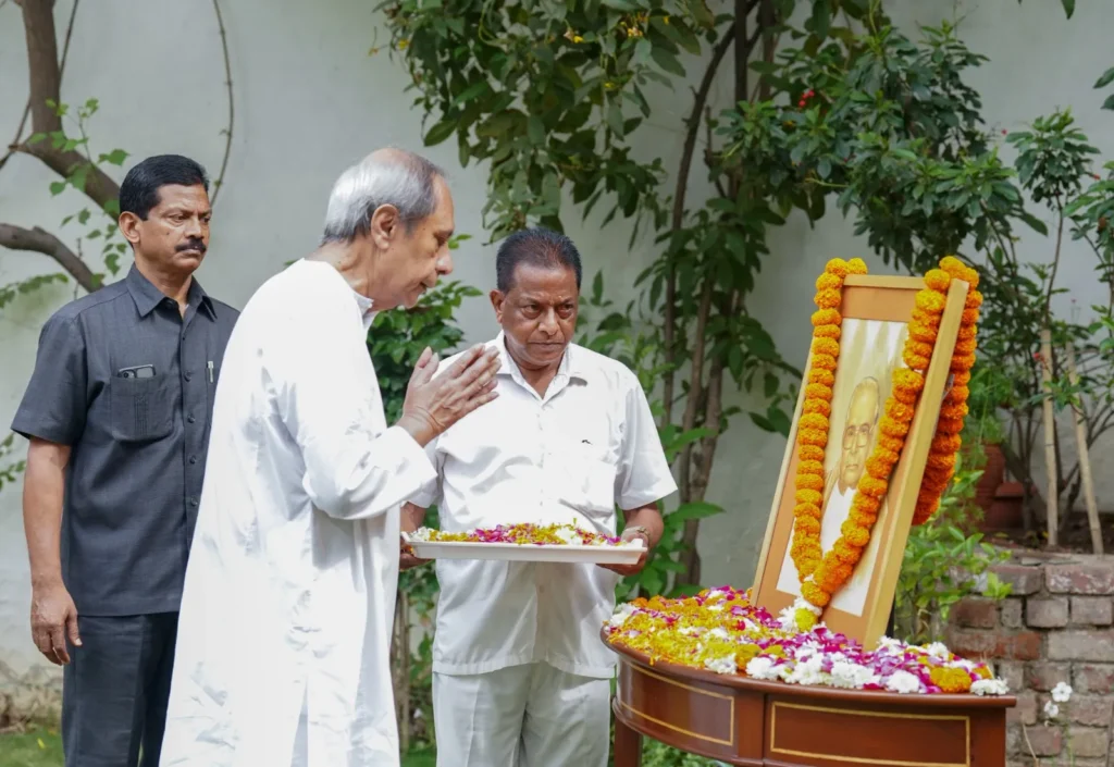 naveen-patnaik-pays-tribute-to-biju-patnaik:-ଦେଶଭକ୍ତି,-ସାହସ-ଓ-ସ୍ୱାଭିମାନ-ପାଇଁ-ବିଜୁ-ବାବୁ-ଆଜି-ଅମର-ରହିଛନ୍ତି-ଓ-ରହିଥିବେ