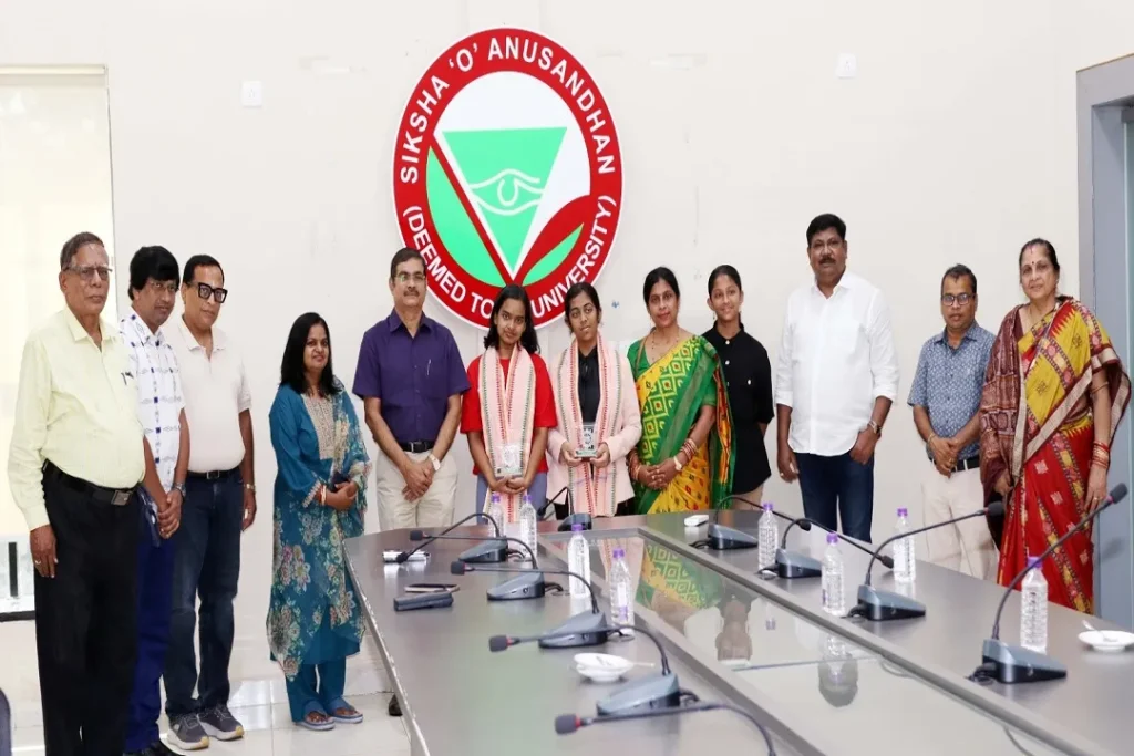 cbse-ଦଶମ-ପରୀକ୍ଷାରେ-ରଖିଛନ୍ତି-ଶତ-ପ୍ରତିଶତ-ନମ୍ବର,-ସୋଆ-ପକ୍ଷରୁ-ଦୁଇ-ଟପ୍ପରଙ୍କୁ-ସମ୍ବର୍ଦ୍ଧନା