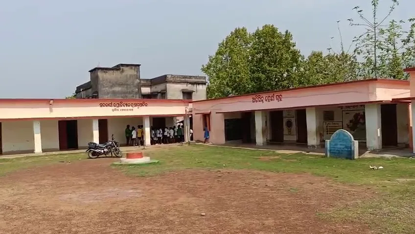 ସ୍କୁଲରେ-ଛାତ୍ରଙ୍କ-ସହ-ଏମିତି-କଲେ-ପ୍ରଧାନଶିକ୍ଷକ,-ଯନ୍ତ୍ରଣାରେ-ହେଲେ-ଛଟପଟ