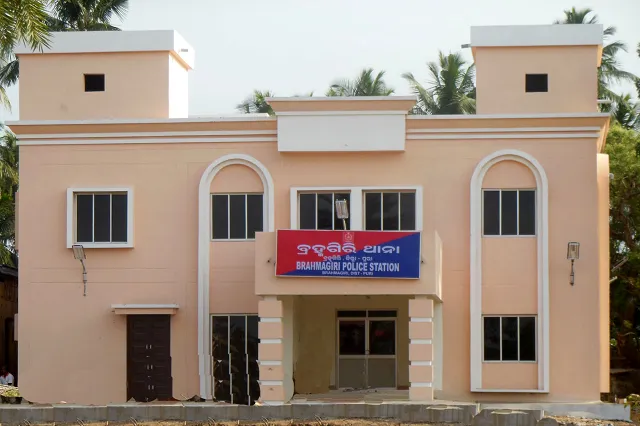 ବ୍ରହ୍ମଗିରିରେ-ଲଜ୍ଜା-:-୬-ବର୍ଷର-ନାବାଳିକାଙ୍କୁ-ଦୁଷ୍କର୍ମ-!-୨୧-ବର୍ଷୀୟ-ଯୁବକକୁ-ଖୋଜୁଛି-ପୋଲିସ