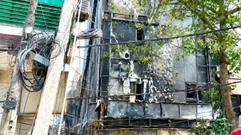ଦିଲ୍ଲୀ-ହୋଟେଲ୍-ଅଗ୍ନିକାଣ୍ଡ,-୨୧-ମୃତ୍ୟୁ-ପରେ-ମାଲିକ-ଲବକେଶ-ବଜାଜ-ଗିରଫ,-ବାଂଲାଦେଶୀଙ୍କୁ-ନକଲି-ପରିଚୟପତ୍ର-ଦେଇ-ଯାଇଥିଲେ-ଜେଲ୍