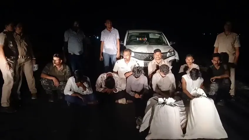 କାର୍‌ରୁ-ବିପୁଳ-କଫ୍-ସିରପ୍-ଜବତ,-ନିଛାଟିଆ-ରାସ୍ତାରେ-ଫେରାର-ହେବାକୁ-କରୁଥିଲା-ଉଦ୍ୟମ