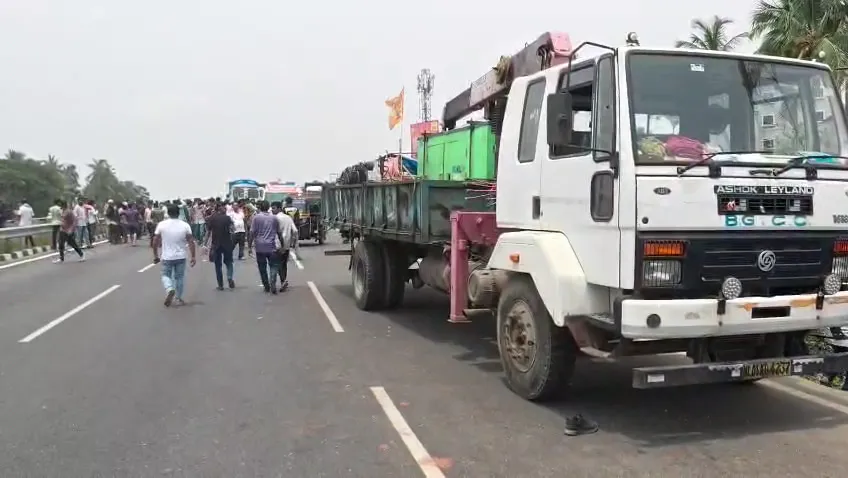road-accident:-ବାଇକ୍‌ରେ-ଯାଉଥିଲେ-ବାପା-ଝିଅ,-ଟ୍ରକ୍-ଚକ-ତଳେ-ଚାଲିଗଲା-ଜୀବନ